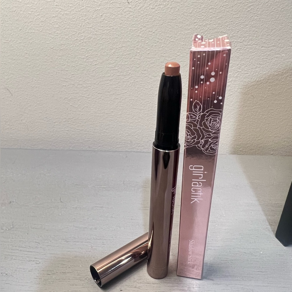 NIB GIRLACTIK SHADOW STICK. Taupe